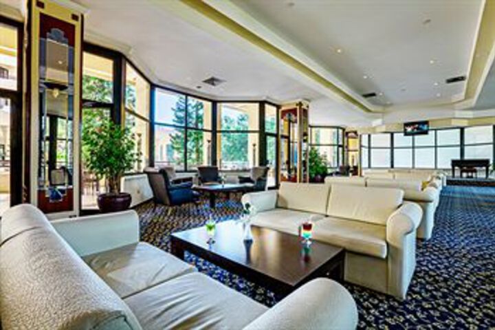 Lounge 15 of 33