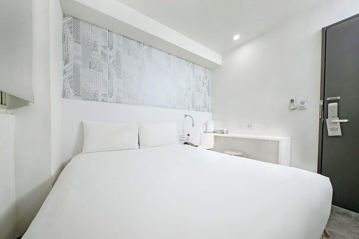 Room 4 of 83