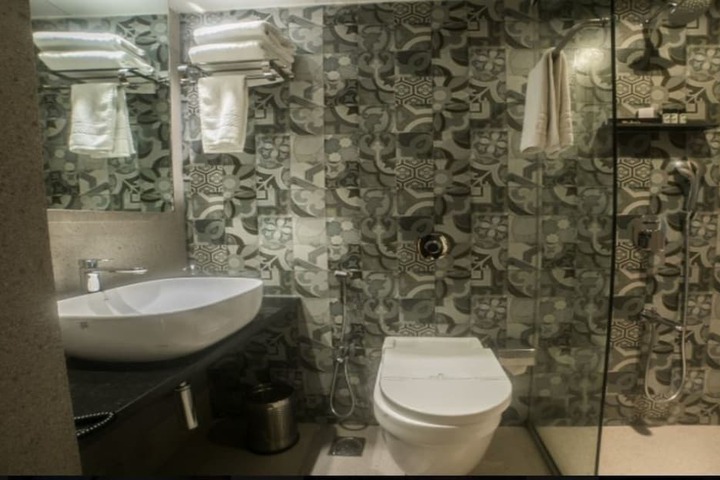 Room 6 of 10