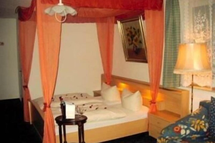 Room 4 of 43