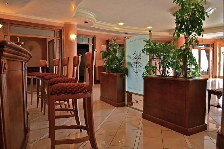 Lounge 28 of 41