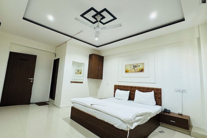 Room 6 of 10