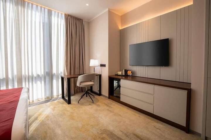 Room 6 of 93