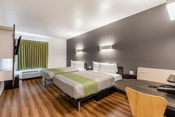 Deluxe Queen Room with 2 Queen Beds (10 of 13)