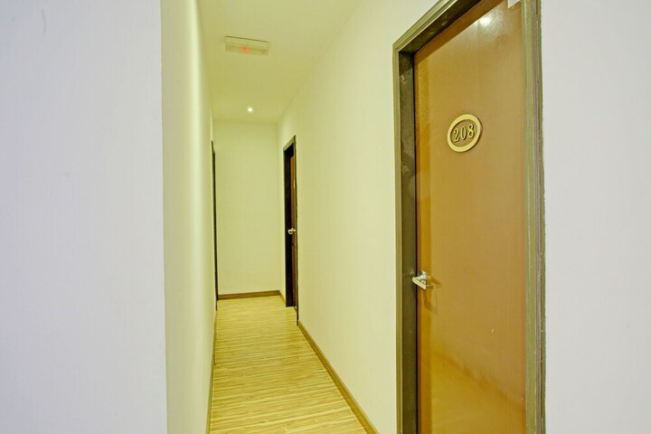 Ballroom/Hall 25 of 27