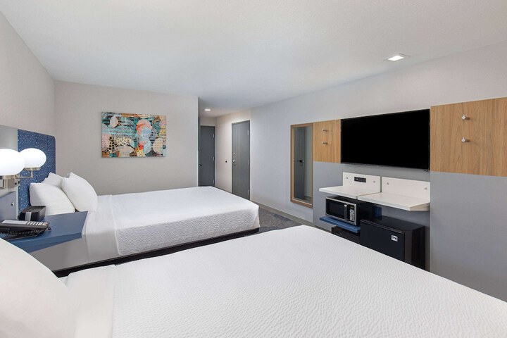 1 Queen Bed (7 of 19)