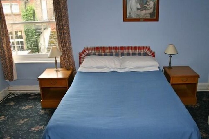 Room 6 of 12