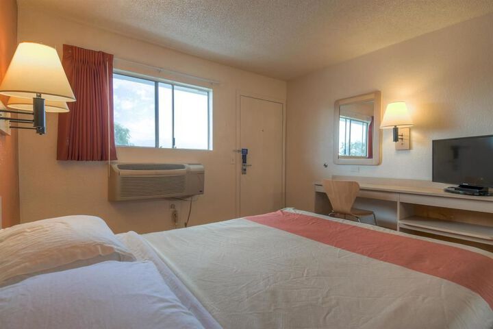 Room 10 of 24