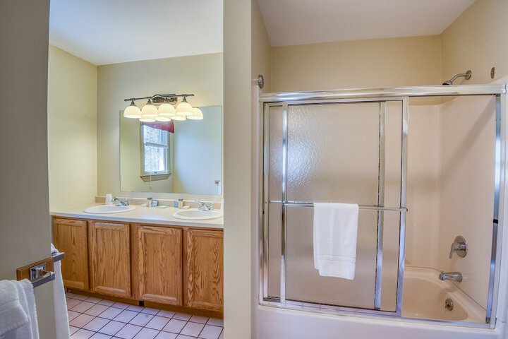 Superior King Lakeside with Shared Balcony (13 of 64)
