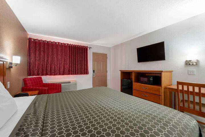 1 King Bed (9 of 12)