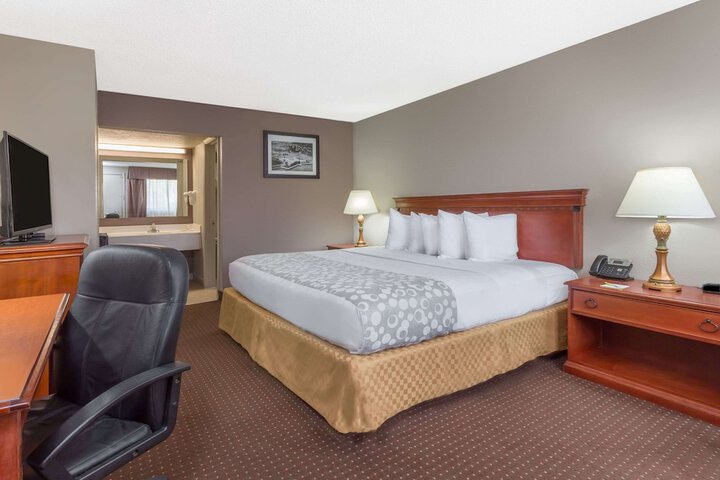 1 King Bed (2 of 10)