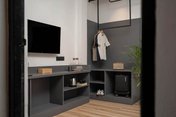 Room 12 of 28