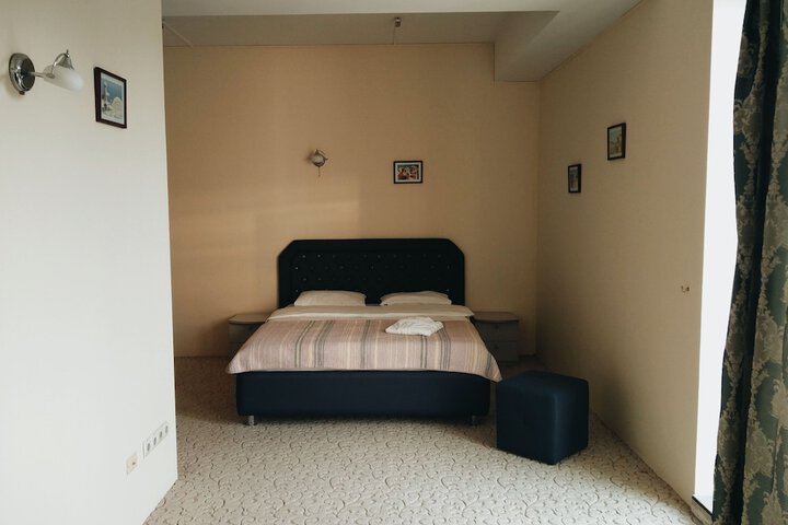 Room 7 of 18