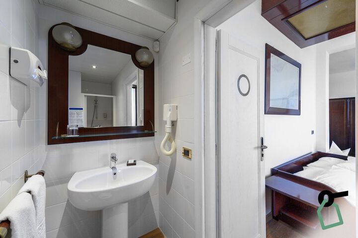 Room 25 of 47