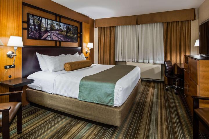 1 Queen Bed Microwave and Refrigerator WiFi Full Breakfast (4 of 10)