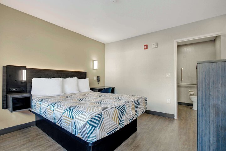 1 Queen Bed (4 of 13)