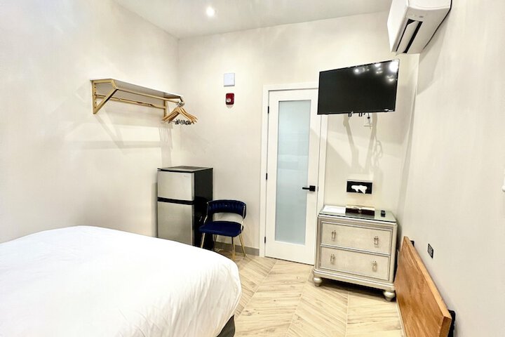 Room 10 of 28