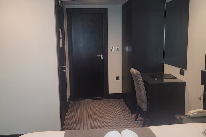 Room 49 of 90
