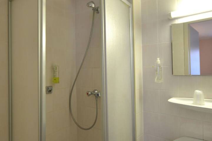 Room 16 of 38