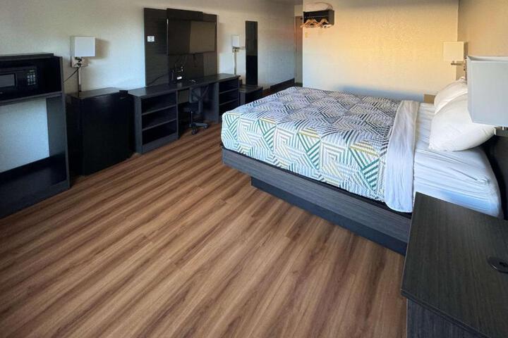 Deluxe Queen Bed (10 of 12)