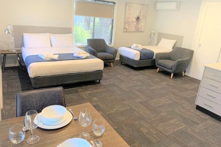 Room 2 of 83