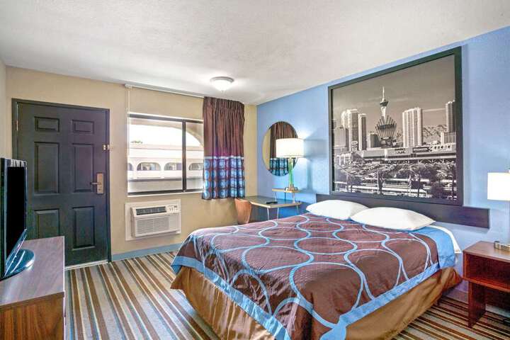 1 Queen Bed Room
