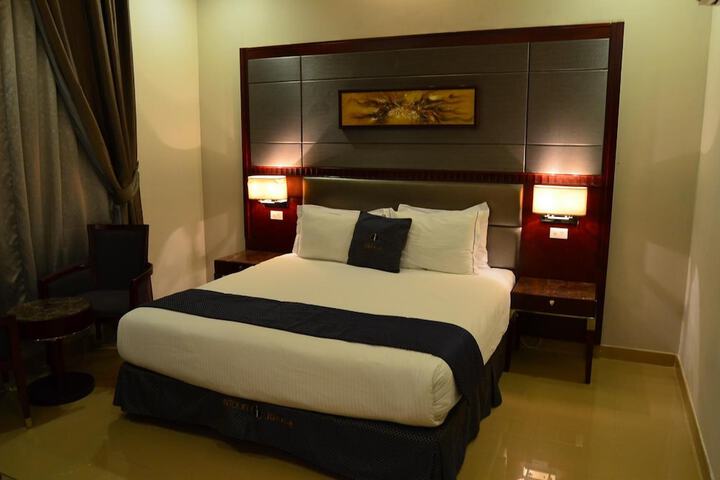 Room 12 of 33
