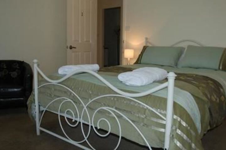 Room 5 of 9