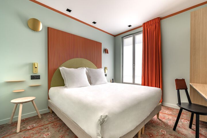 Room 11 of 32