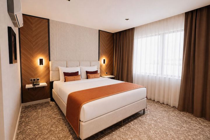 Room 4 of 9