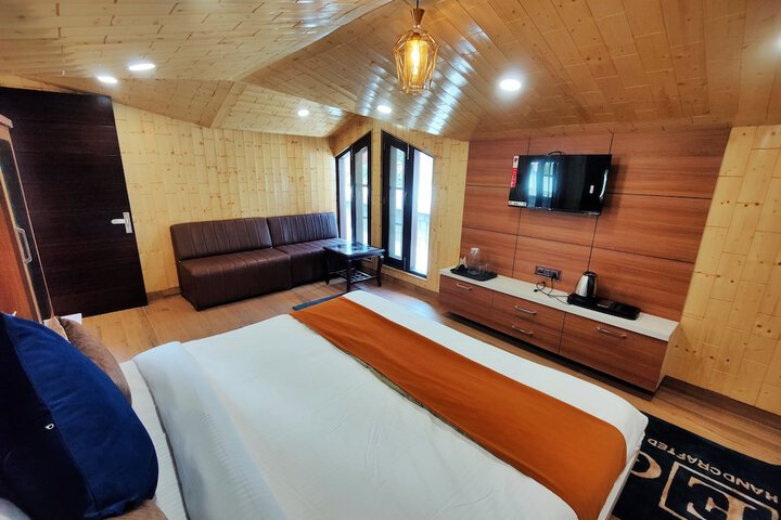 Room 6 of 63