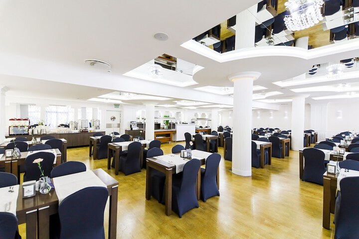 Ballroom/Hall 110 of 132