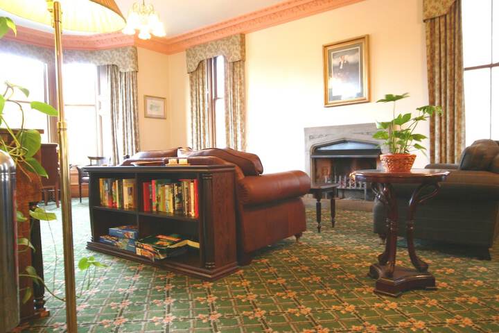 Lounge 121 of 153