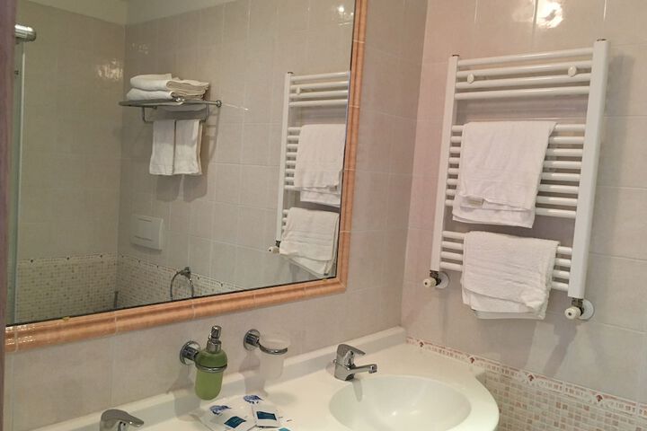 Room 6 of 18