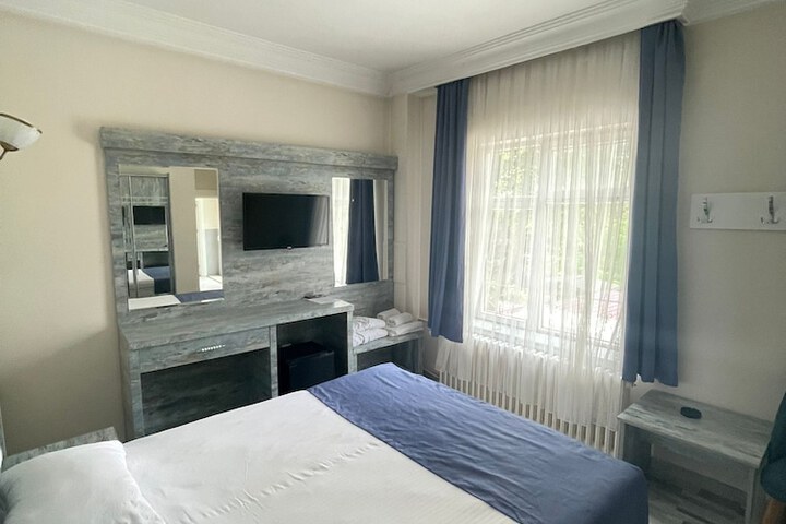 Room 2 of 25
