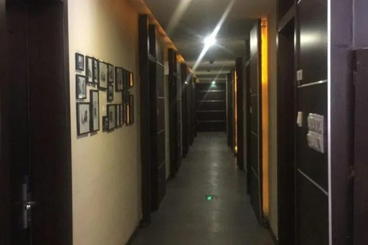 Room 8 of 10