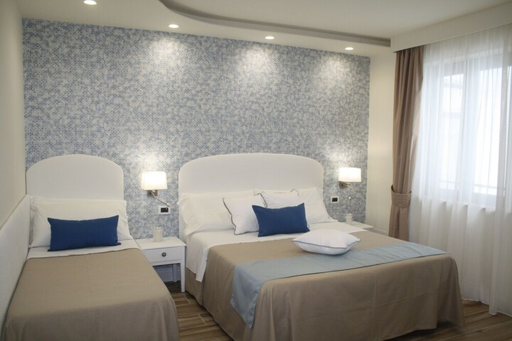 Room 2 of 33