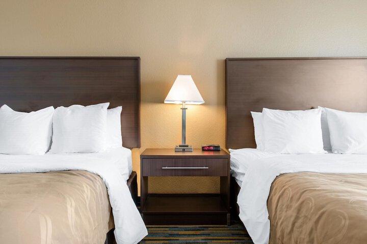1 Queen Bed (8 of 13)