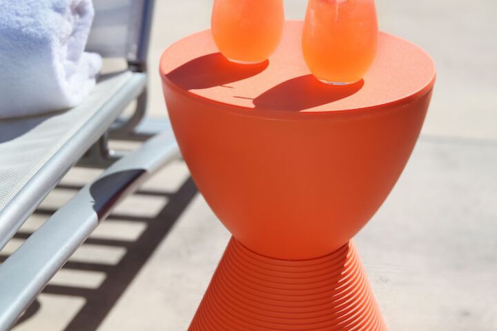 Poolside bar
