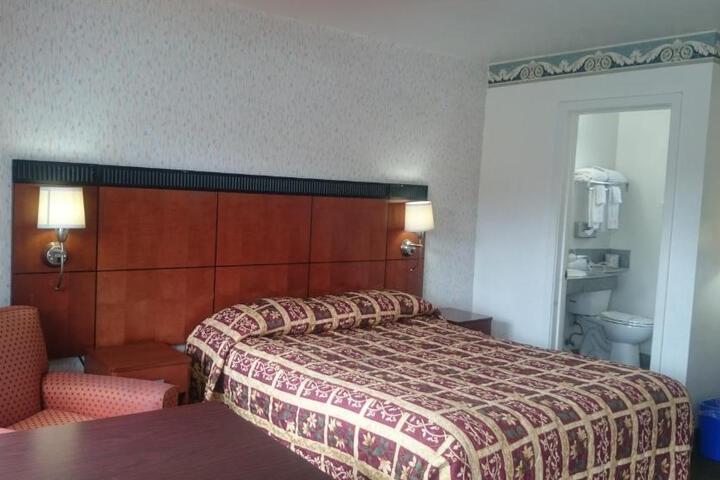 1 Queen Bed (7 of 10)