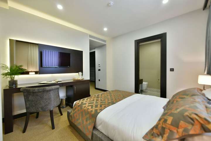 Room 34 of 102