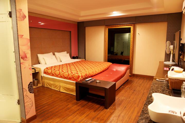 Room 13 of 33