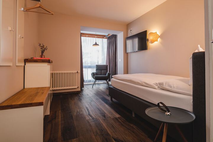 Room 5 of 90