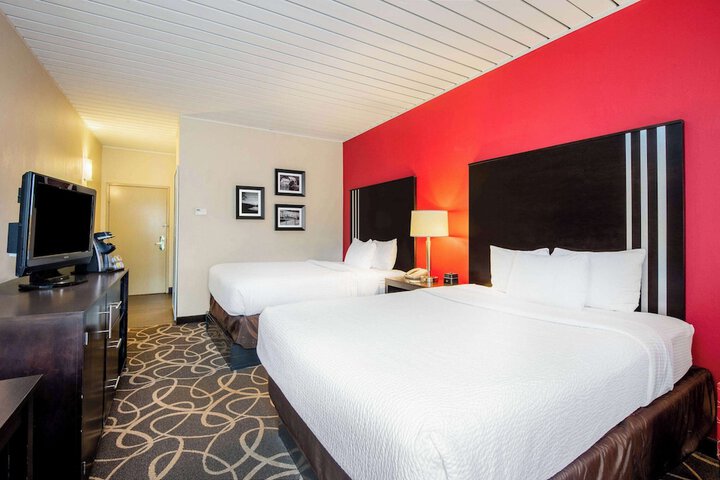 2 Queen Beds (5 of 5)