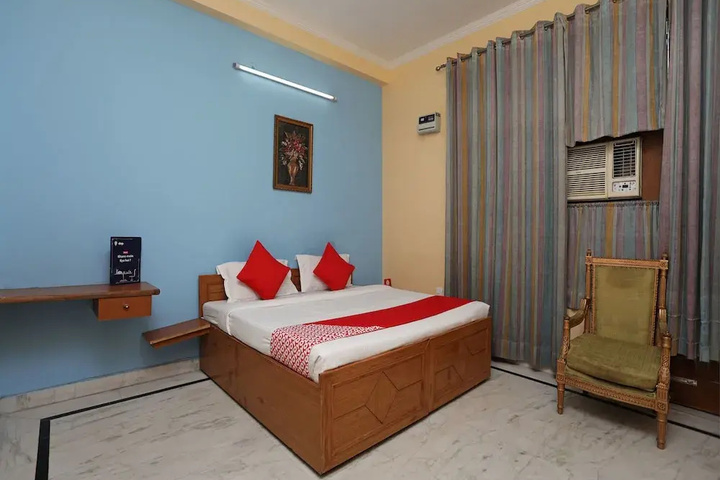 Room 4 of 12
