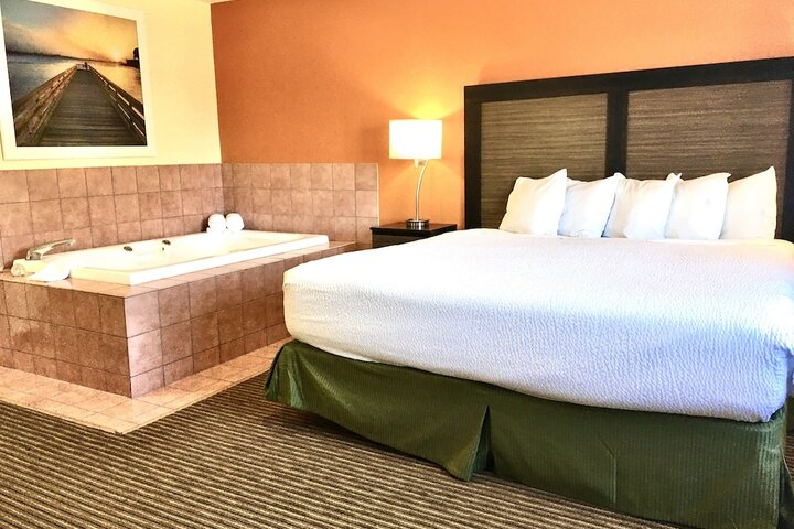 1 Queen Bed Mobility Accessible Roll in Shower (11 of 26)