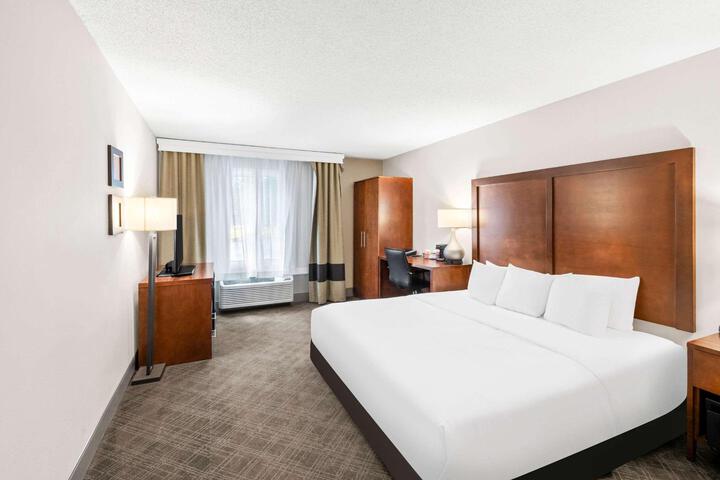 1 King Bed (13 of 19)