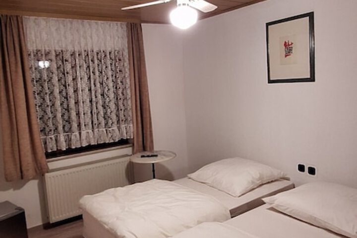 Room 4 of 9