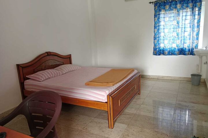 Room 4 of 9