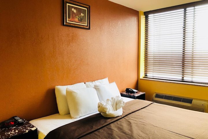Single King Bed (3 of 12)